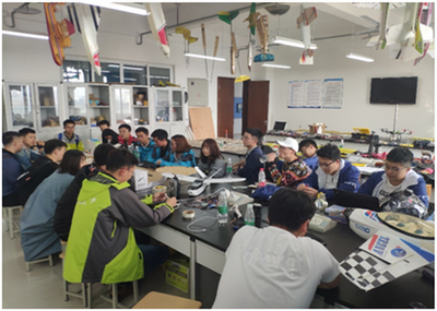 川內(nèi)部分高校航模隊齊聚我校進行技術交流