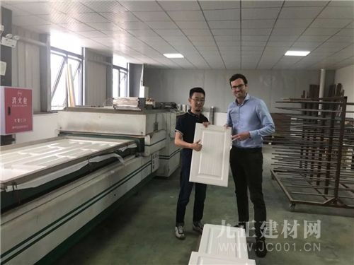 依威全屋定制整裝材料歐洲供應商參觀工廠，技術轉讓開啟新篇章