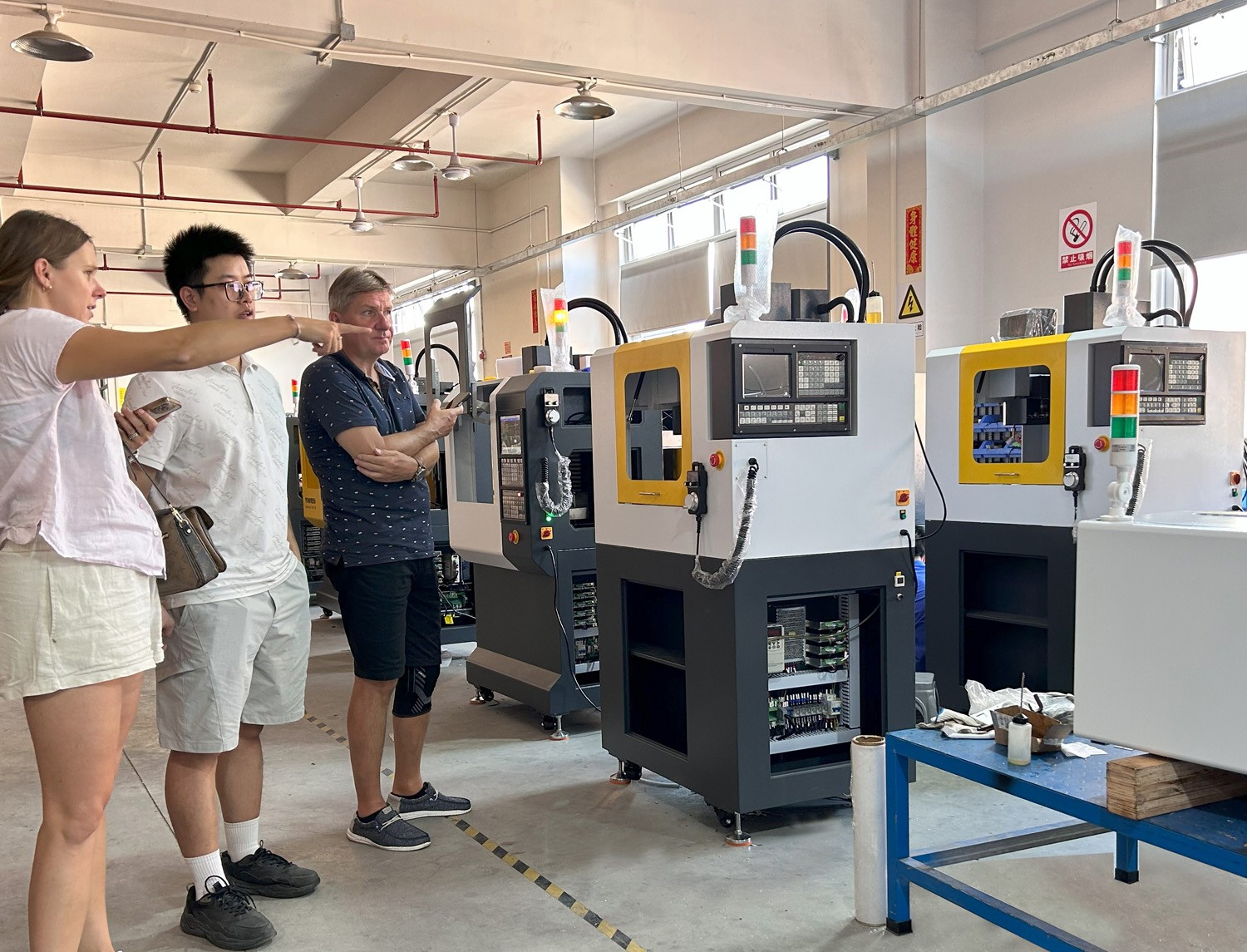 捷克客戶蒞臨育菁裝備考察桌面級加工中心，深化技術(shù)交流合作